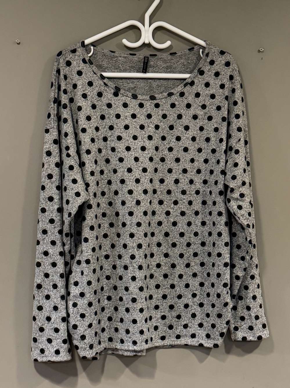 Edista Los Angeles gray and black polka-dotted long-sleeve top